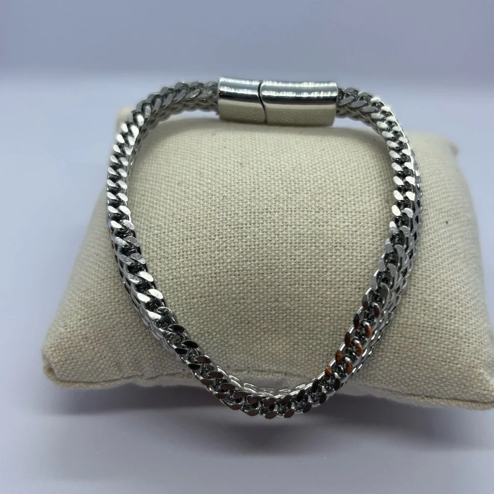 Women’s Woven Metal Bracelet – 21cm Magnetic Clasp – Silver Chain Style Look - Picture 3 of 3